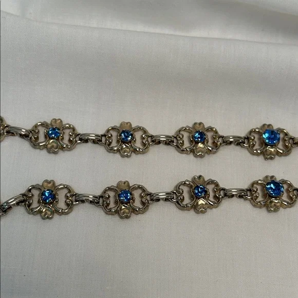 Vintage Silver Toned Choker Necklace Linked Flower Motifs with Blue Rhinestones - Picture 6 of 6